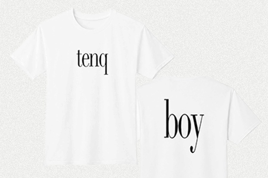 白いTシャツの前身頃に tenq、後身頃に boy と刷ったもの。
